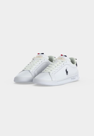 Para białych niskich sneakersów Polo z sznurowadłami, logo Polo po boku oraz czerwonymi, białymi i niebieskimi akcentami na języku i podpiętku.