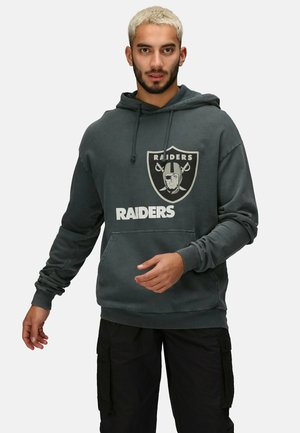 Sudadera gris con un bolsillo frontal, con el texto "RAIDERS" y el logo en blanco y negro. Tejido texturizado, capucha ajustable con cordón.