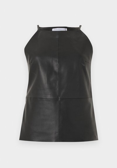 Μαύρο δερμάτινο τοπ χωρίς μανίκια με λαιμόκοψη halter και ορατές κάθετες και οριζόντιες ραφές.