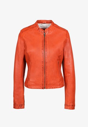 Chaqueta de piel naranja con un diseño sin cuello, cierre frontal con cremallera y mangas largas. Presenta una textura suave y una silueta ajustada.
