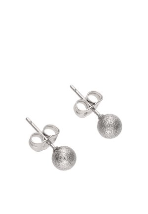 Par af teksturerede, sølvfarvede ørestikker med låse bagpå på hvid baggrund.