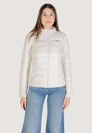 Giacca leggera e isolata tipo puffer in bianco sporco, con chiusura a zip, collo alto e trapuntatura orizzontale; logo discreto sul petto.