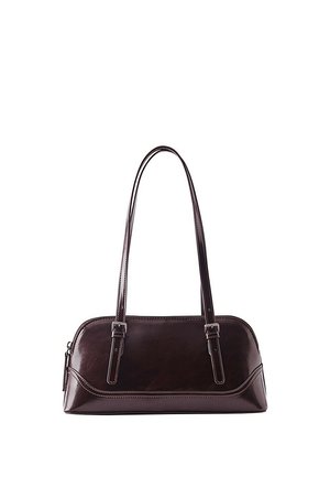 Sac à main en cuir marron foncé avec deux longues bandoulières, une fermeture éclair et des détails cousus subtils sur fond blanc.