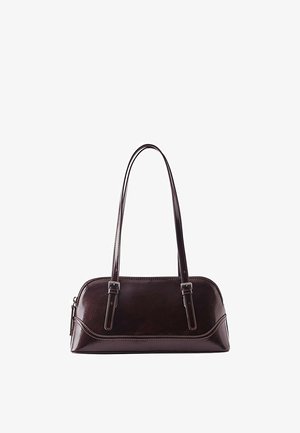 Sac à main en cuir marron foncé avec deux longues bandoulières, une fermeture éclair et des détails cousus subtils sur fond blanc.