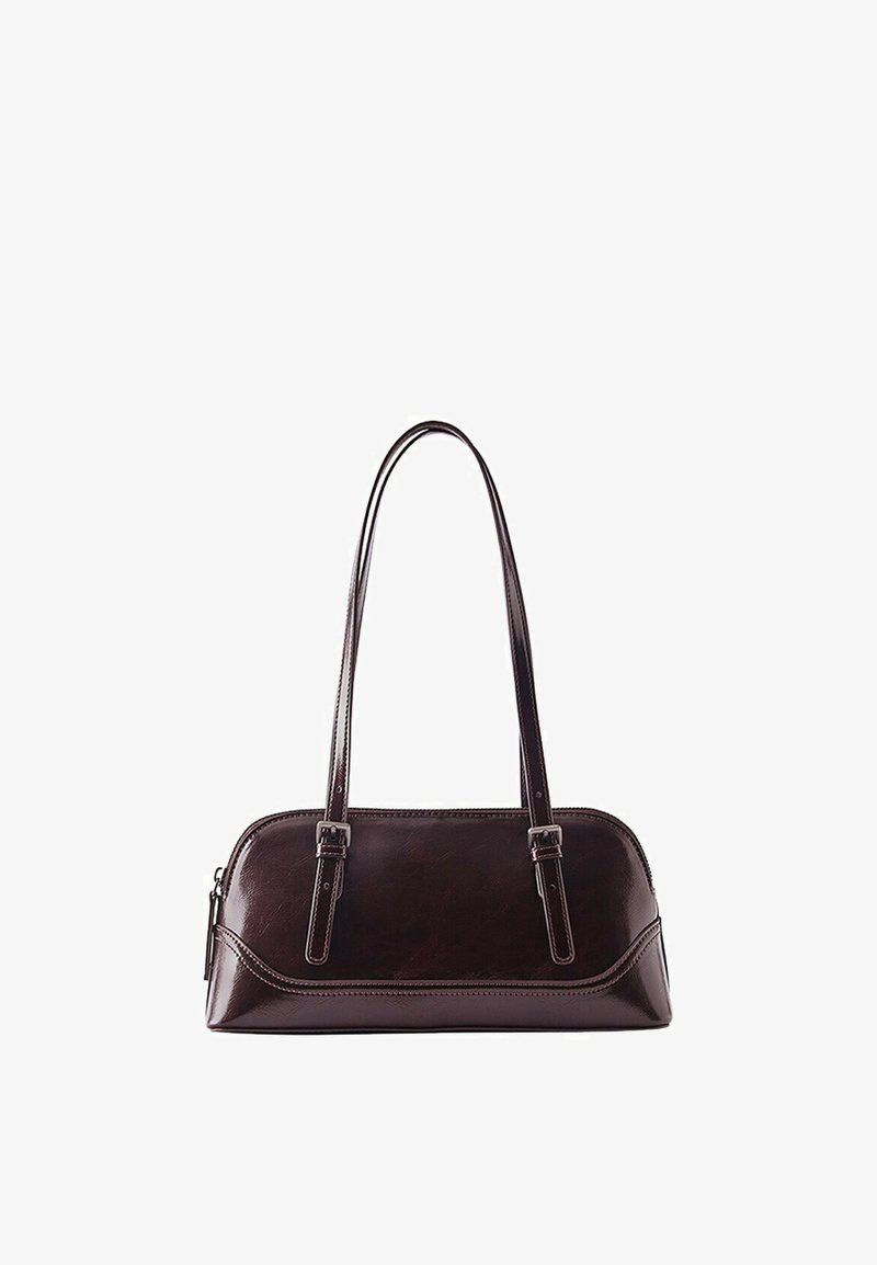 Sac à main en cuir marron foncé avec deux longues bandoulières, une fermeture éclair et des détails cousus subtils sur fond blanc.