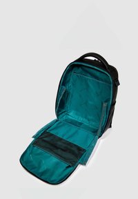 Sac à dos noir avec un intérieur turquoise, comprenant une poche en mesh et un compartiment zippé, conçu avec une forme structurée et un matériau robuste.