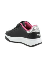Sneaker nera con interno rosa, cinturino in velcro, suola in gomma bianca e un accento argento glitterato sul tallone. Presenta un materiale testurizzato.