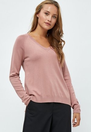 Helllila V-Ausschnitt-Pullover aus einem weichen Strickmaterial mit gerippten Bündchen und Saum. Bietet eine lockere Passform und dezente Details entlang der Schultern.