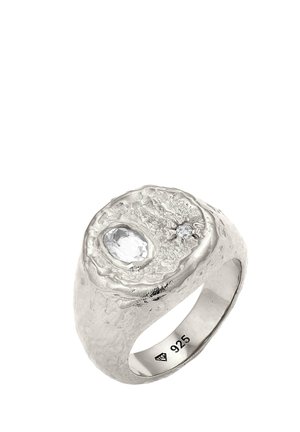 Texturierter silberner Ring mit einem ovalen klaren Stein und einem kleinen Akzentstein, mit einer gehämmerten Oberfläche. Mit "925" für Sterlingsilber gekennzeichnet.