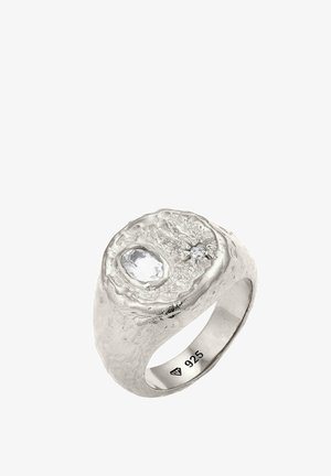 Texturierter silberner Ring mit einem ovalen klaren Stein und einem kleinen Akzentstein, mit einer gehämmerten Oberfläche. Mit "925" für Sterlingsilber gekennzeichnet.