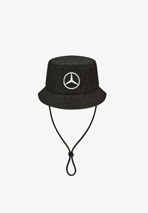 Czarna czapka typu bucket z okrągłym wierzchem, z białym logo Mercedes-Benz z przodu i sznurkiem do regulacji dla lepszego dopasowania.