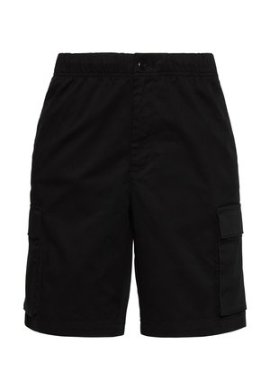 Pantalones cortos cargo negros con cintura elástica, cierre de botón y bolsillos delanteros con solapa en ambos lados.