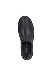 Schwarzer Leder Slip-On Schuh mit kontrastierenden Nähten, abgerundeter Spitze und gepolstertem Fußbett. Innenlogo sichtbar, schlichter Sohle.