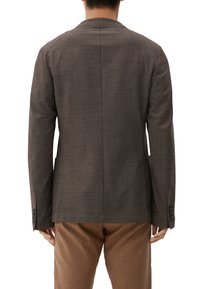 Braun kariertes Blazer mit Notch-Revers, einzelner Schlitz und Knopfmanschetten, aus strukturiertem Stoff, getragen über braunen Hosen.