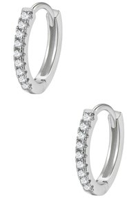 Silberne Creolen, verziert mit einer Reihe klarer Strasssteine. Das Design ist schlank, mit einer polierten Oberfläche und einem sicheren Verschluss.