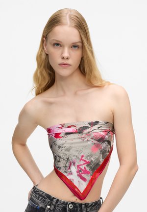 Selyem bandana háromszög alakban, szürke alapon, rózsaszín és fekete cseppmintákkal, élénk piros szegéllyel.