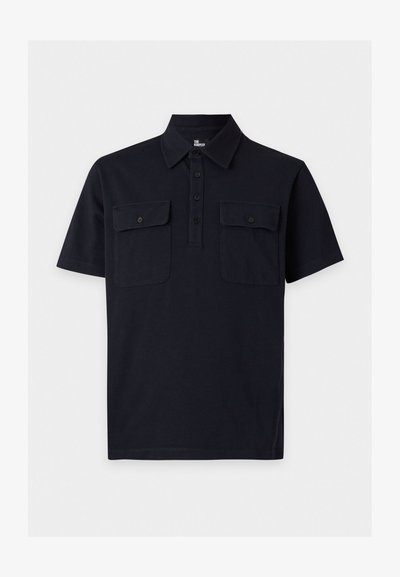 Polo noir à manches courtes avec col, patte de boutonnage à quatre boutons, et deux poches poitrine avec rabats boutonnés sur fond uni.