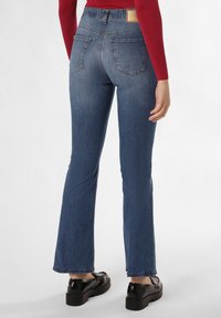 Lichtblauwe denim flared jeans met een hoge taille, achterzakken en een gemêleerd label op de tailleband. Gladde, genaaide afwerking.