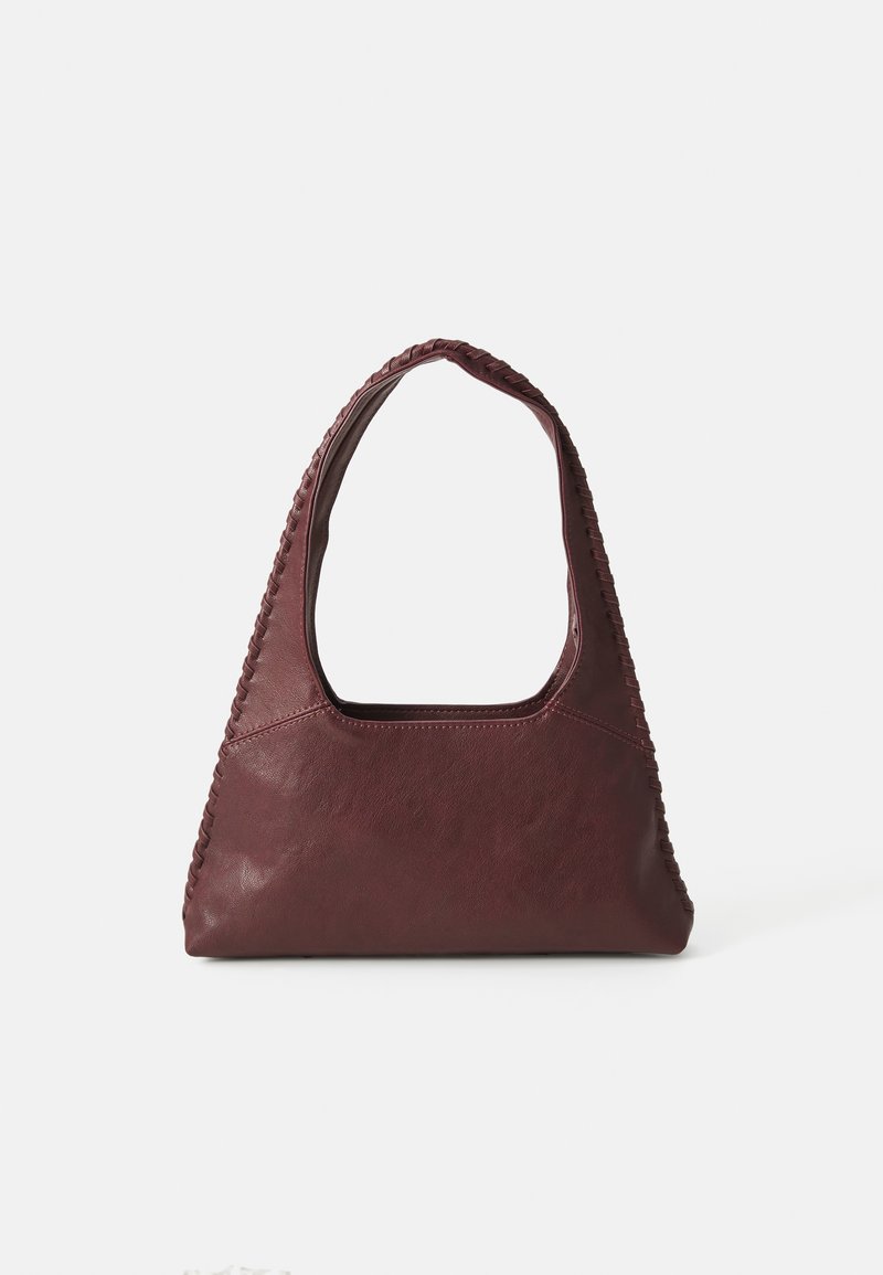 Bordeaux læder håndtaske med trekantet form, åben top og fletdetalje langs håndtaget. Glat tekstur med mat finish.