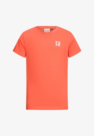 Korallowo-pomarańczowa bawełniana koszulka z krótkim rękawem, okrągłym dekoltem i małym białym logo w górnym lewym rogu klatki piersiowej. Gładka tekstura.