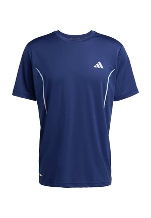 Camiseta deportiva de color azul marino hecha de tejido que absorbe la humedad. Presenta detalles en blanco y un pequeño logo en el pecho. Mangas cortas, cuello redondo.