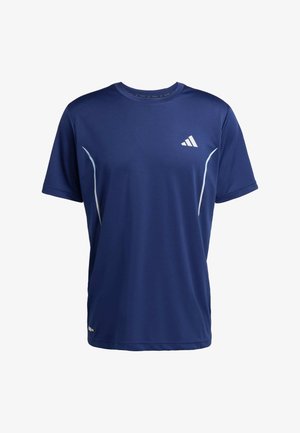 Marineblaue sportliche T-Shirt aus feuchtigkeitsregulierendem Material. Mit weißen Akzenten und einem kleinen Logo auf der Brust. Kurze Ärmel, Rundhalsausschnitt.
