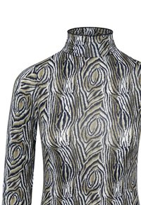 Maglione a maniche lunghe con collo alto in un tessuto morbido ed elasticizzato, caratterizzato da un motivo astratto a vortice in tonalità di beige, nero e bianco.