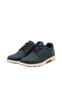Zapatos de cuero azul marino con superficie texturada, cordones planos y una suela en color beige claro. Presentan un acento marrón en el talón y en la marca lateral.