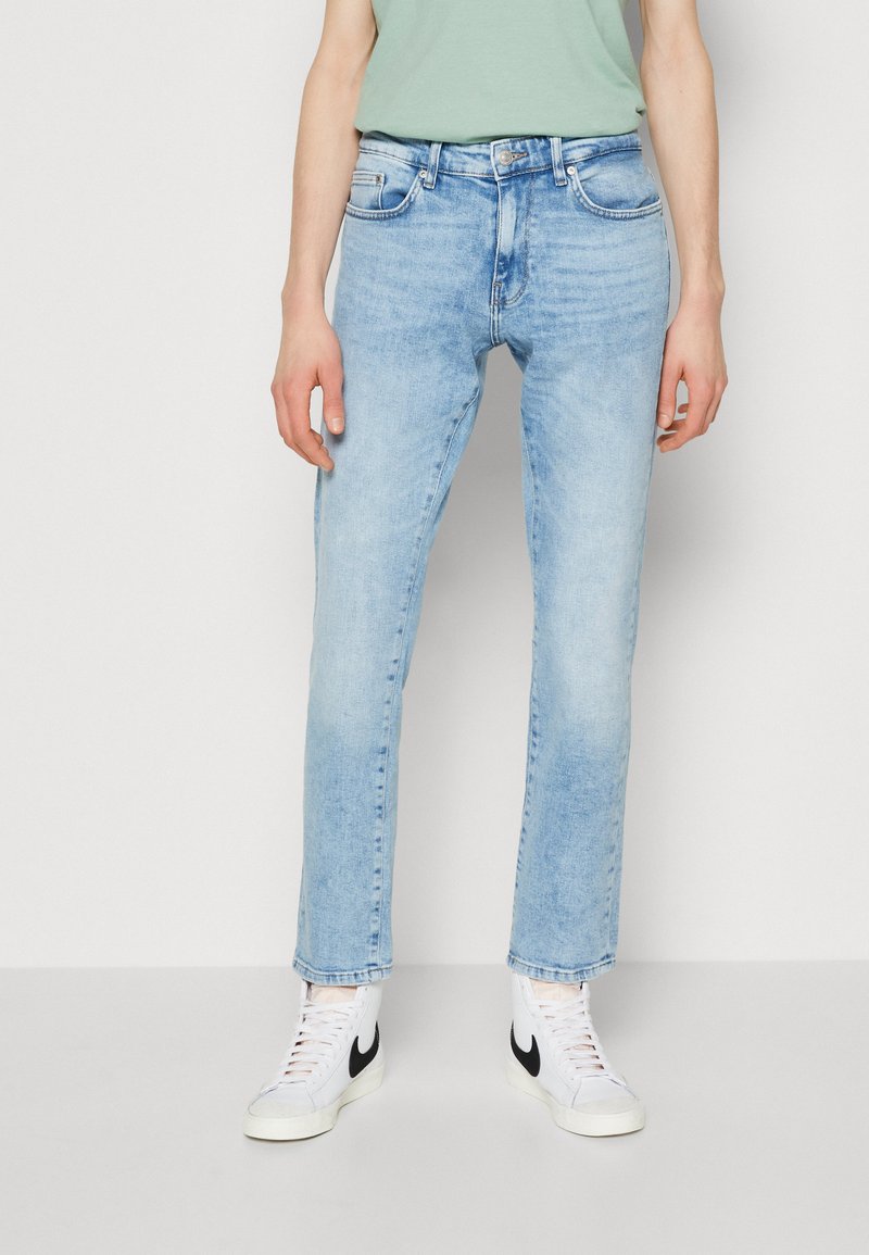 Lys blå denimjeans med rett snitt, som har fem lommer, knappe- og glidelåslukking, samt kontrasterende sømdetaljer.