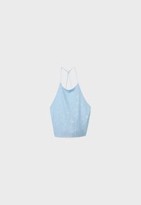 Haut dos nu bleu clair à sequins avec fines bretelles croisées et encolure arrondie sur un fond uni clair.