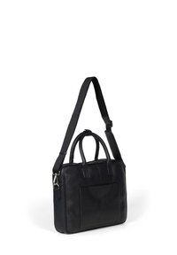 Sort læder messenger bag med dobbelte håndtag, justerbar rem, frontlomme, tekstureret overflade og rektangulær form.