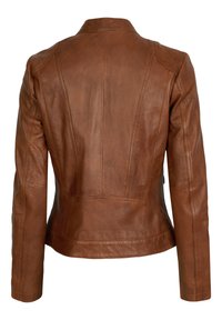 Bruine leren jas met een getailleerd ontwerp, verticale naaddetails en een kleine kraag. Soepele textuur met een lichtglanzende afwerking.