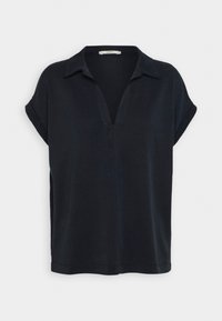 Blouse noire à manches courtes avec un col replié, une ouverture en V et une coupe décontractée, présentée sur un fond blanc.