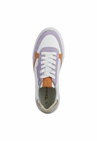 Tenis albi cu accente din suede lila și portocalie, dotat cu sireturi albe, un toc auriu și o talpă interioară căptușită. Design cu vârf rotund.