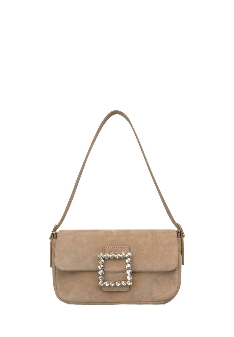Bolso de hombro de ante beige con cierre de solapa. Presenta una gran hebilla cuadrada adornada, una correa delgada y un acabado liso y texturizado.