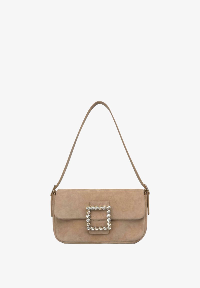 Bolso de hombro de ante beige con cierre de solapa. Presenta una gran hebilla cuadrada adornada, una correa delgada y un acabado liso y texturizado.