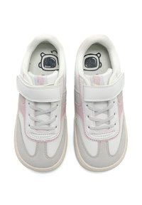 Zapatillas blancas y gris claro con acentos rosas, con una parte superior de malla y cuero, punta redonda y cierre con correa ajustable.