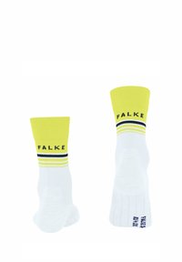 Białe skarpetki z żółtym mankietem, ozdobione niebieskimi i żółtymi paskami oraz nazwą marki 'FALKE' w kolorze niebieskim. Gładka textura, sportowy design.