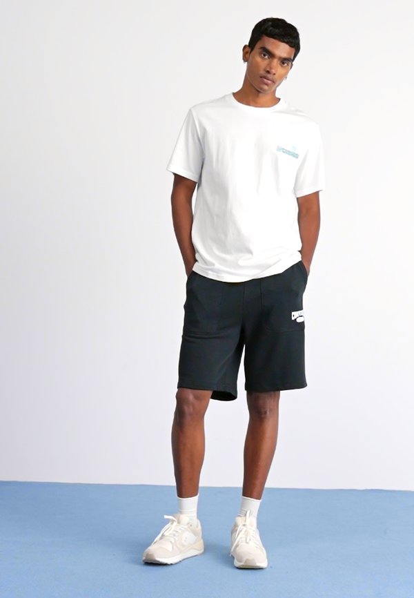 RETRO CHUCK CORE GRAPHIC SHORT - Shorts2