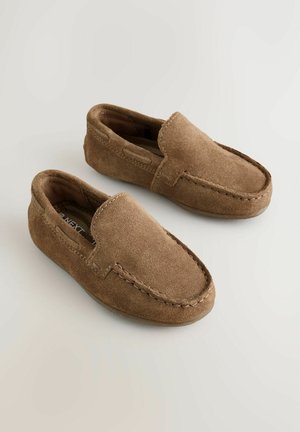 Ruskeat mokkanahkaiset slip-on-kengät, joissa on pyöreä varvas, ommellut yksityiskohdat saumoissa ja pehmeä tekstuuri. Yksinkertainen muotoilu ilman metalliosia.