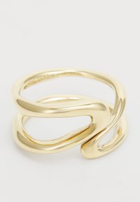 Gullmetallring med en bølgende, sammenflettet design, med en glatt og polert overflate og rundede kanter.