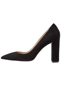 Chaussure à talon haut pour femme en daim noir avec un bout pointu et un talon épais en bloc, vue de côté sur fond blanc.