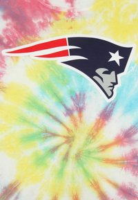 Tie-dye t-shirt i pastellfärgerna rosa, gult, grönt och blått, med en framträdande svart och röd New England Patriots-logotyp.