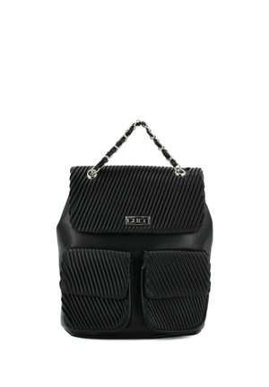 Zaino in pelle nera con patta diagonale rigata, due tasche frontali e manico a catena argentata.