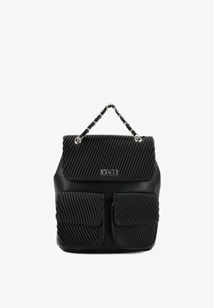 Zaino in pelle nera con patta diagonale rigata, due tasche frontali e manico a catena argentata.