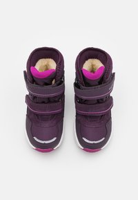Lila High-Top-Schuhe mit pinken Akzenten, aus synthetischem Material. Verfügt über doppelte Velcro-Riemen und eine weiße Gummisohle mit strukturierter Oberfläche.