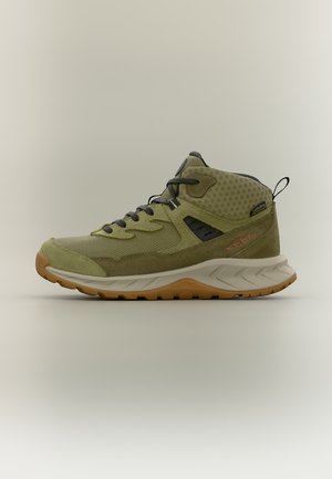 Bota de senderismo alta color verde oliva con cordones negros, cuello de tobillo con estampado, entresuela blanca gruesa y suela exterior de goma natural.