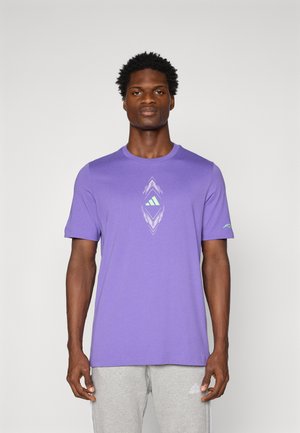 Lilla kortærmet t-shirt i bomuldsblanding med geometrisk grafik i lys blå, har en rund halsudskæring og løs pasform.
