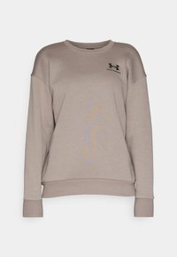 Světle hnědá mikina vyrobená z měkké tkaniny, s kruhovým výstřihem, spadlými rameny, žebrovanými manžetami a logem Under Armour na hrudi.