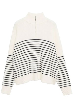 Hvid strikket sweater med sorte horisontale striber, en høj hals og en sølvfarvet lynlås foran.